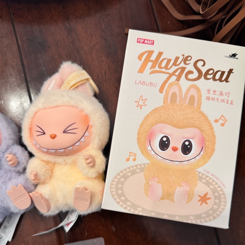 Labubu Pop Mart Have A Seat Sisi